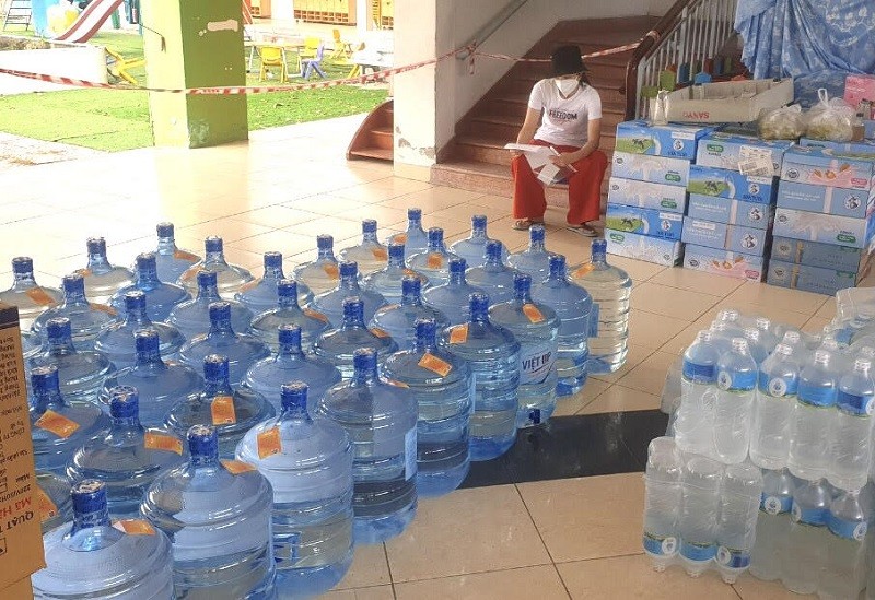 Cung cấp hàng ngàn bình nước cho bệnh viện dã chiến, khu phong tỏa - ảnh 3