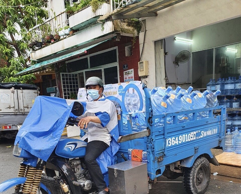 Tiếp 1.000 bình nước đến UBND quận Bình Thạnh chống dịch - ảnh 2