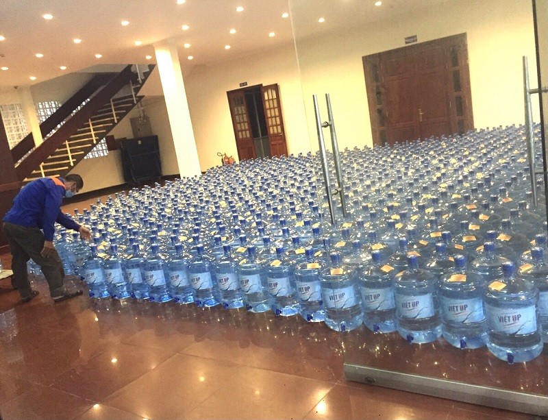 Tiếp 1.000 bình nước đến UBND quận Bình Thạnh chống dịch - ảnh 1