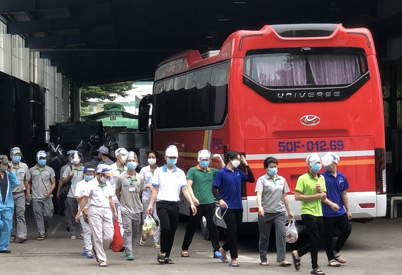 Hàng loạt nhà máy ở TP.HCM mở cửa đón công nhân trở lại làm việc - ảnh 1