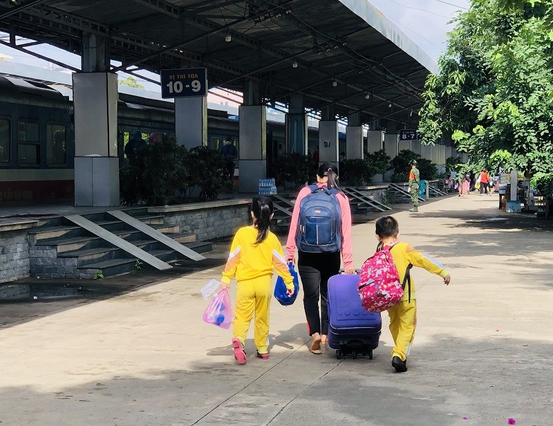 Thai phụ sinh con 3kg trên đoàn tàu đón công dân Quảng Bình về quê - ảnh 4