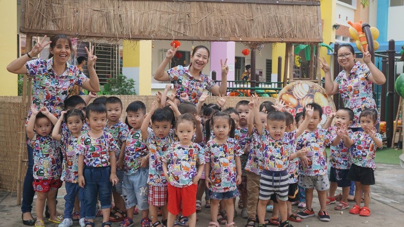 Trẻ xay gạo, nặn tò he, chơi bóng nước giữa sân trường - ảnh 10