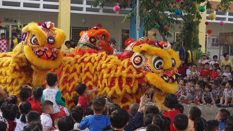 Trẻ xay gạo, nặn tò he, chơi bóng nước giữa sân trường - ảnh 2