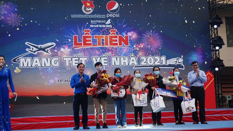 'Mang tết về nhà' đưa 3.000 người về quê ăn tết - ảnh 7