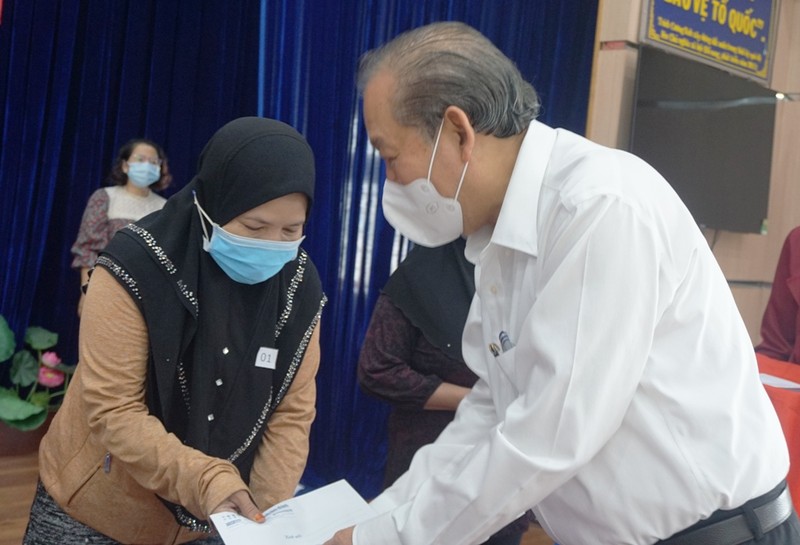 Phó Thủ tướng Trương Hòa Bình tặng quà tết cho đồng bào Chăm - ảnh 1
