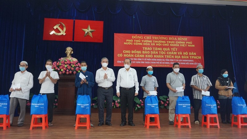 Phó Thủ tướng Trương Hòa Bình tặng quà tết cho đồng bào Chăm - ảnh 2