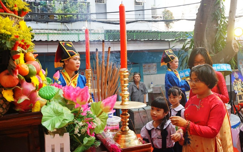 Học sinh tự tay sắm lễ vật giỗ tổ Hùng Vương - ảnh 2