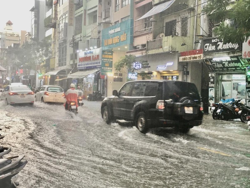 Ô tô di chuyển mùa mưa cần lưu ý những điều này - ảnh 1