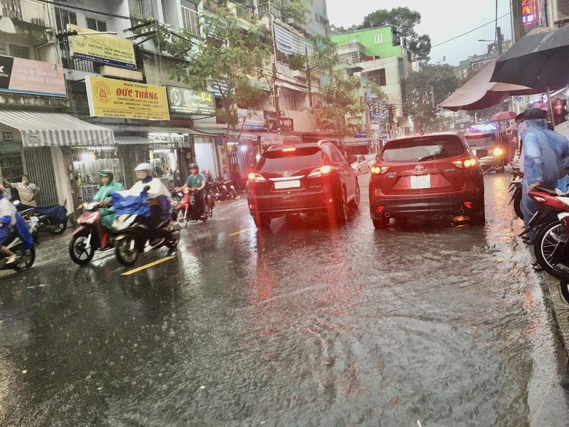 Ô tô di chuyển mùa mưa cần lưu ý những điều này - ảnh 2