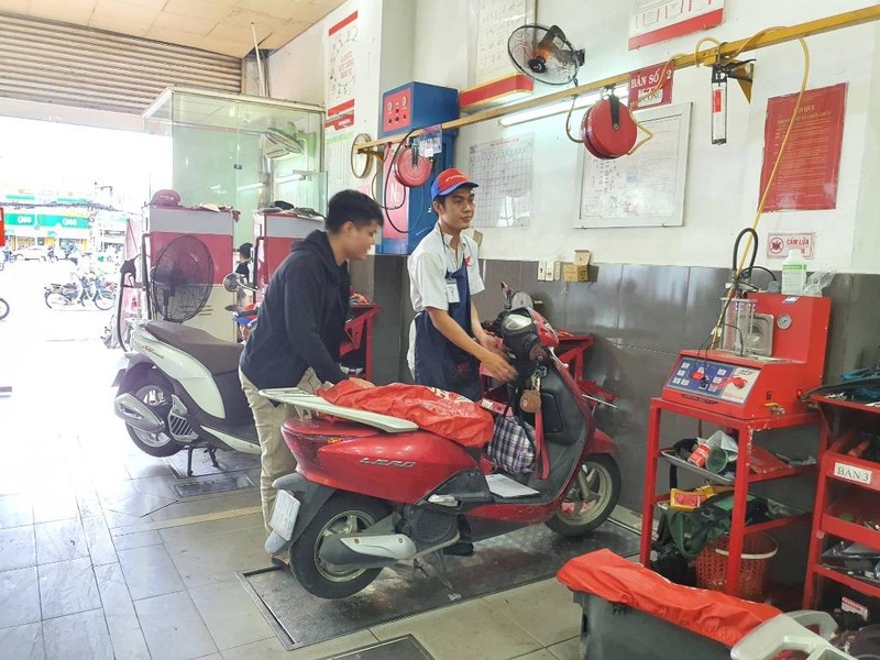 Người dân TP.HCM cứu bình ắc quy xe máy trước khi được nới lỏng giãn cách - ảnh 2