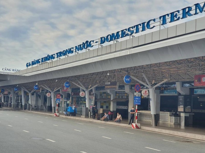Sân bay Tân Sơn Nhất vắng tanh trong ngày đầu nối lại chuyến bay - ảnh 1