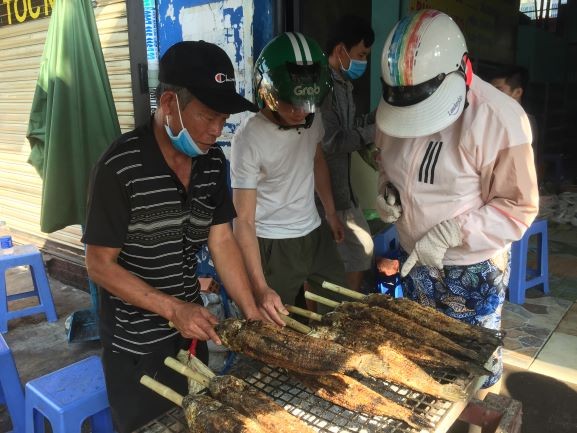 Đặc sản 'lạ' lần đầu xuất hiện ở phố cá lóc ngày Thần tài  - ảnh 3