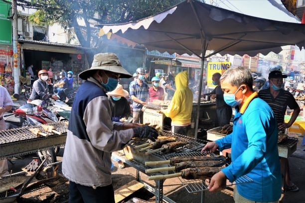 Đặc sản 'lạ' lần đầu xuất hiện ở phố cá lóc ngày Thần tài  - ảnh 7