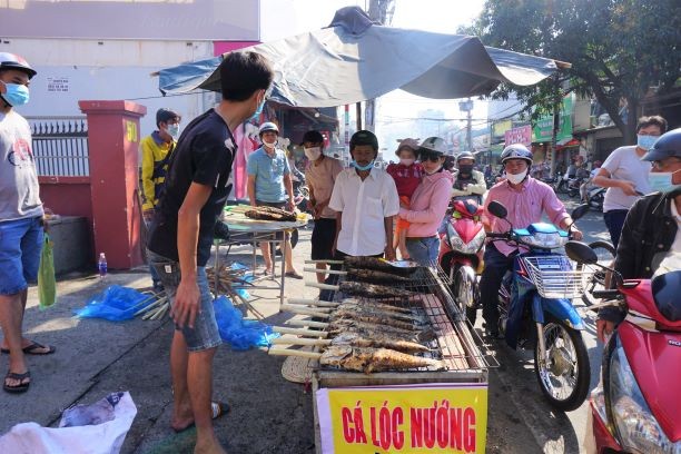 Đặc sản 'lạ' lần đầu xuất hiện ở phố cá lóc ngày Thần tài  - ảnh 1