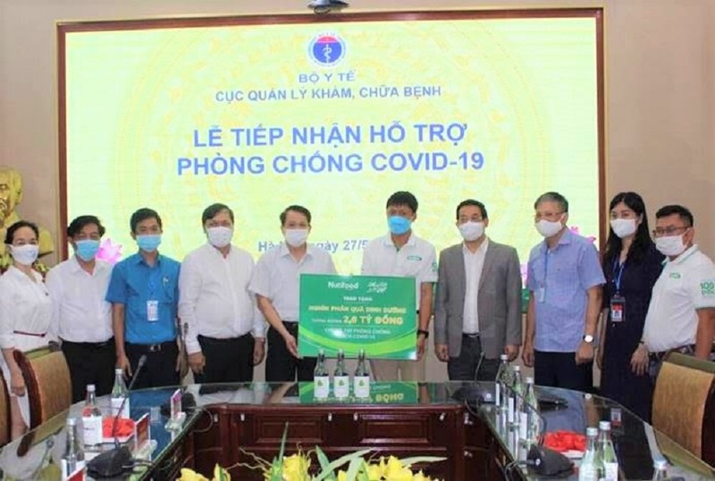 Tặng cháo tươi, cà phê Ông Bầu các bệnh viện tuyến đầu  - ảnh 1