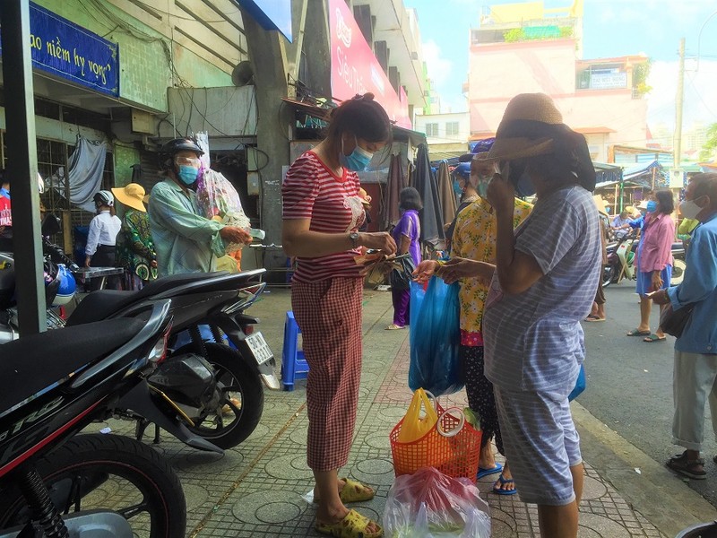 'Chen chúc đi mua đẩy giá hàng hóa tăng, nguy cơ lây dịch bệnh'  - ảnh 2