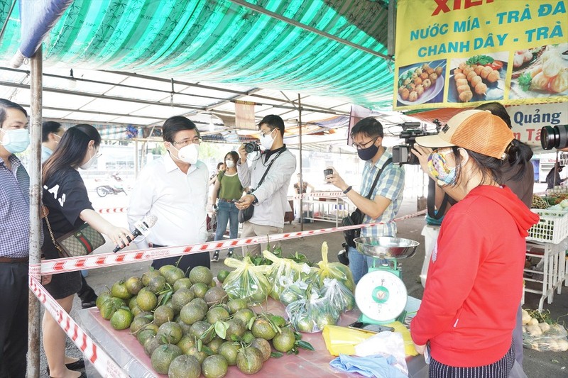 Lãnh đạo TP.HCM thăm và kiểm tra phòng chống dịch ở các chợ   - ảnh 3