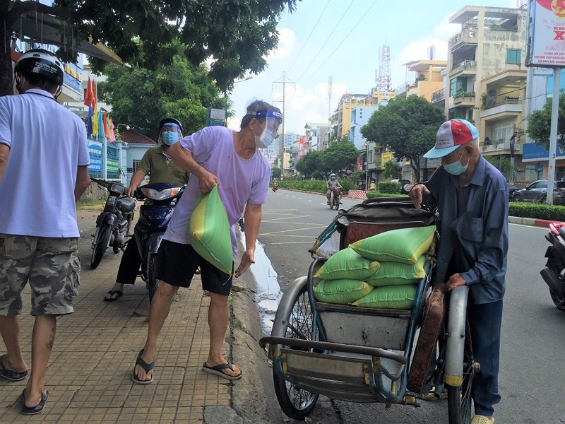 Một số siêu thị tạm ngưng phục vụ sáng 21-8, cửa hàng bán trứng qua khe cửa - ảnh 2