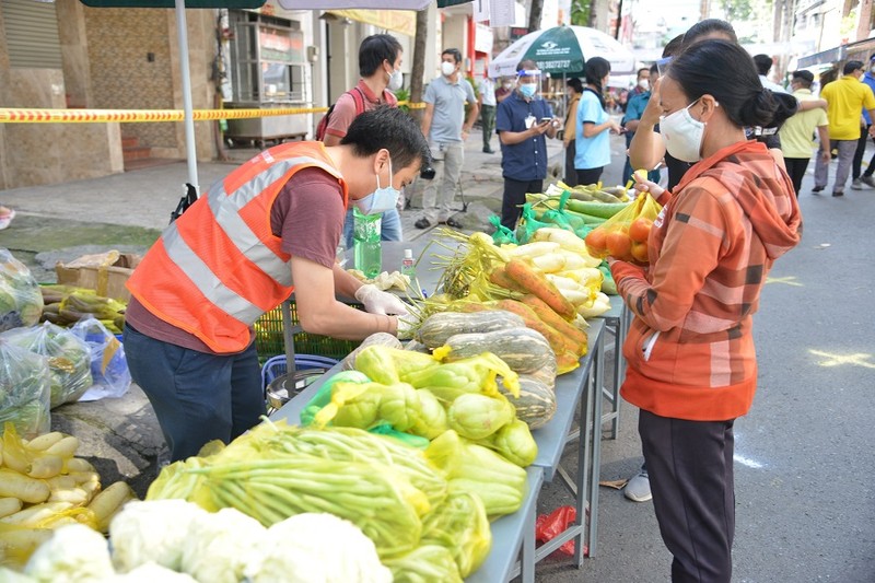 Người dân vùng xanh quận 5 thích thú được đi chợ lưu động - ảnh 11