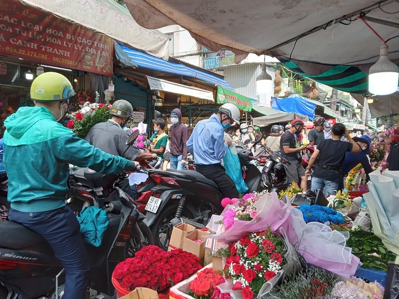 Ngày 20-10, hoa hồng có nơi bán giá 800.000 đồng/50 cành - ảnh 11