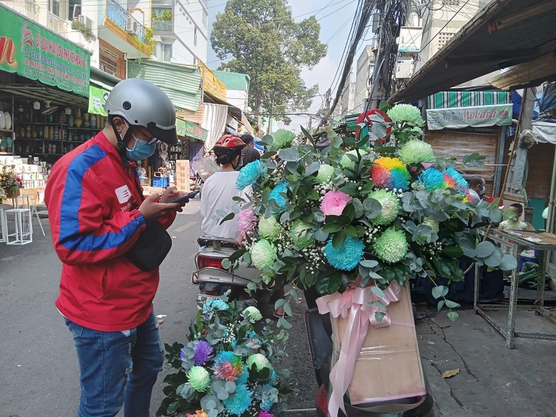 Ngày 20-10, hoa hồng có nơi bán giá 800.000 đồng/50 cành - ảnh 9