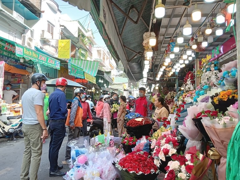 Ngày 20-10, hoa hồng có nơi bán giá 800.000 đồng/50 cành - ảnh 6