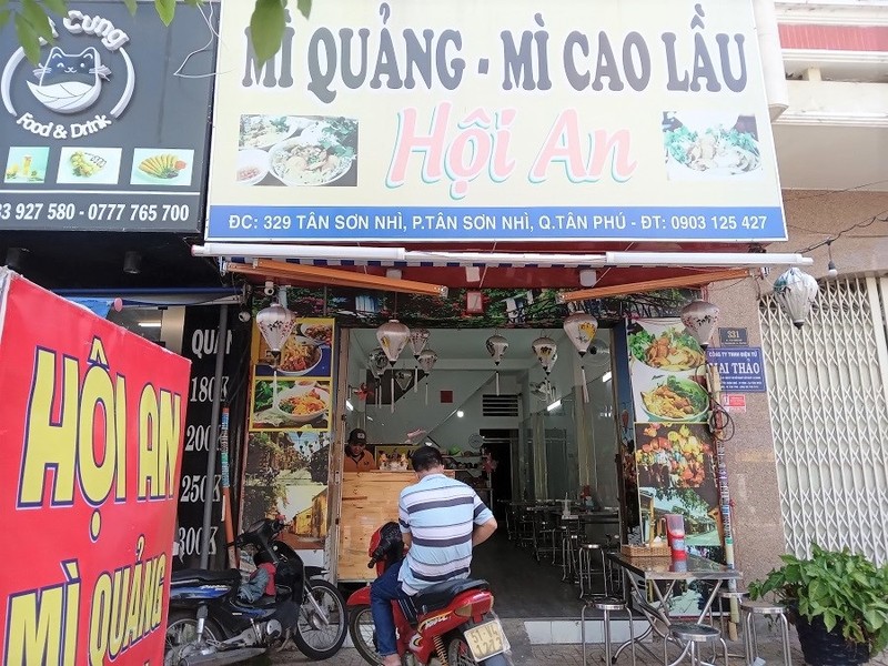 Quán cà phê, phở, bún...thưa thớt khách ngày đầu bán tại chỗ  - ảnh 10