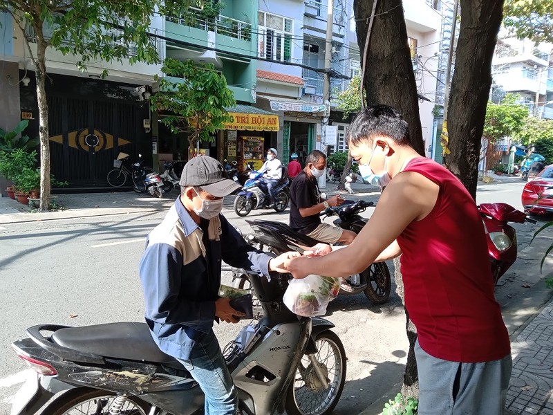 Quán cà phê, phở, bún...thưa thớt khách ngày đầu bán tại chỗ  - ảnh 9