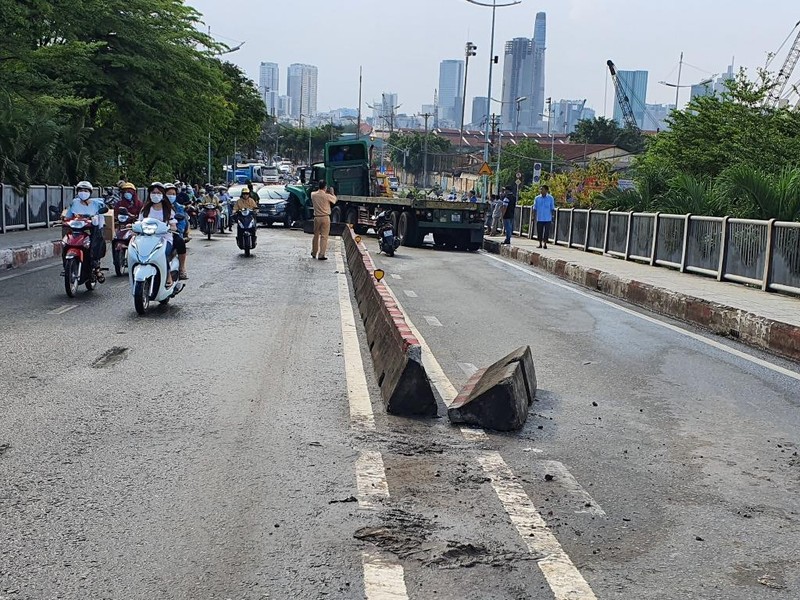 Container gặp tai nạn trong mưa, cầu Tân Thuận bị ùn ứ - ảnh 1