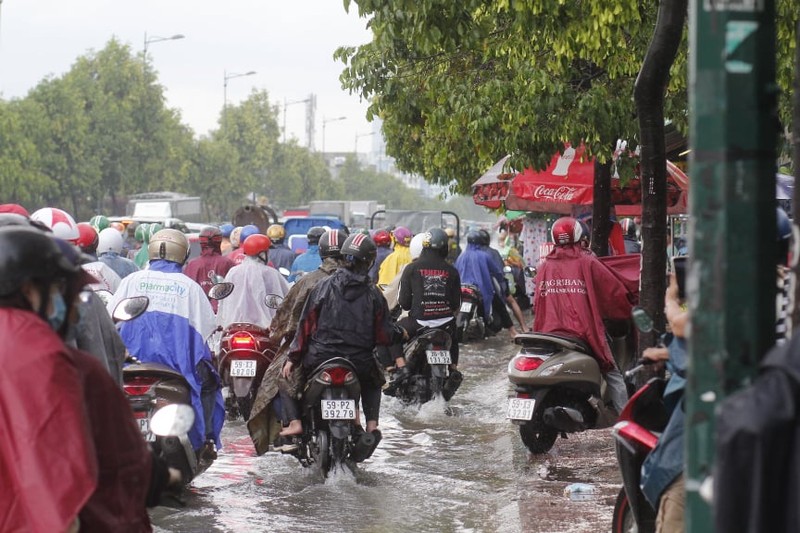 TP Thủ Đức: Đường ngập, giao thông ùn tắc sau mưa - ảnh 5