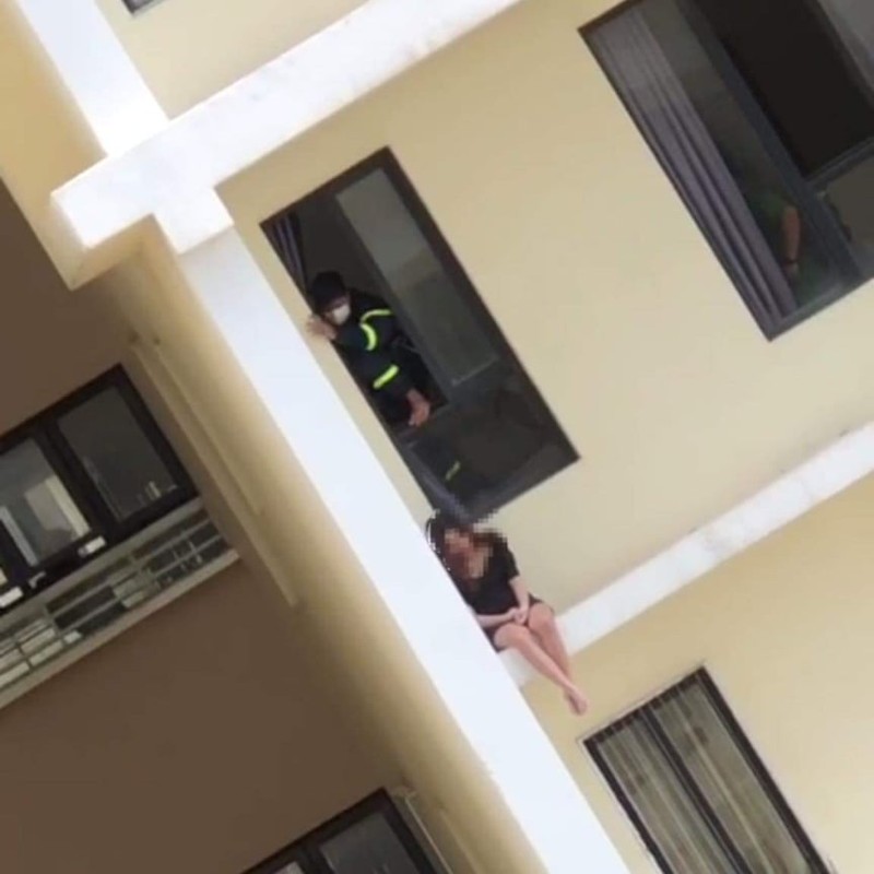 Cảnh sát giải cứu cô gái xinh đẹp từ tầng 18 chung cư - ảnh 1