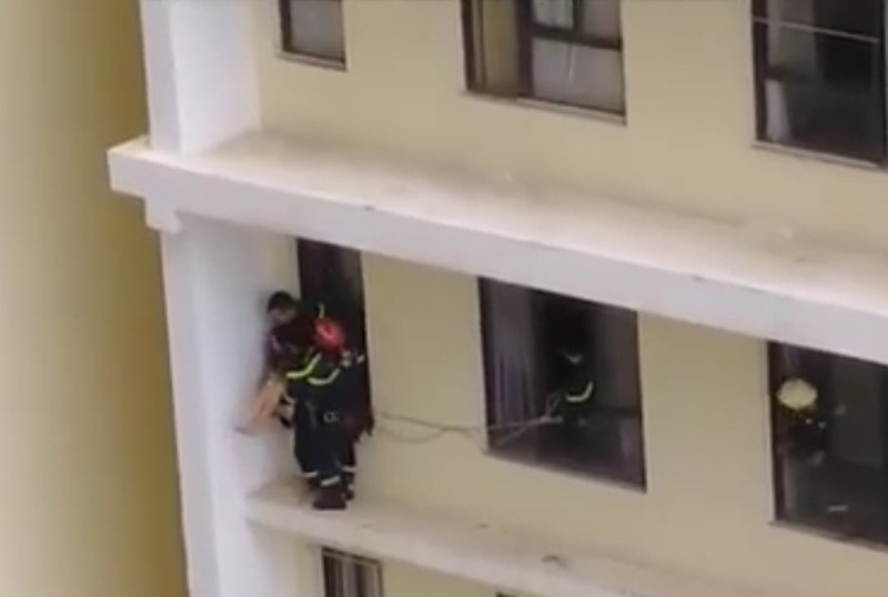 Cảnh sát giải cứu cô gái xinh đẹp từ tầng 18 chung cư - ảnh 2