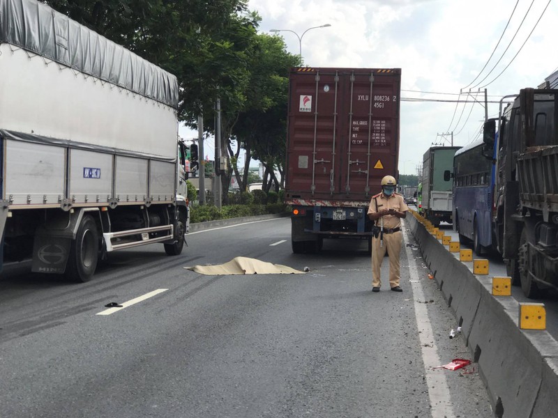 Nam thanh niên không giấy tờ tuỳ thân bị container tông tử vong trên QL1 - ảnh 1