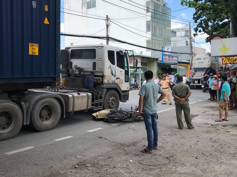 Tài xế xe công nghệ bị container cán tử vong ở TP Thủ Đức - ảnh 1