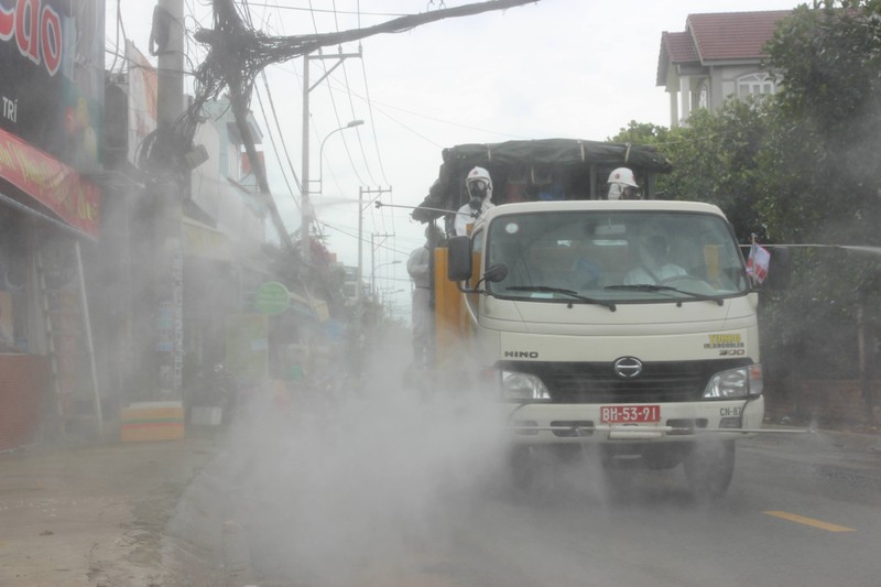 Hình ảnh Quân đội bắt đầu phun 6 tấn thuốc khử khuẩn trên toàn TP.HCM - ảnh 12