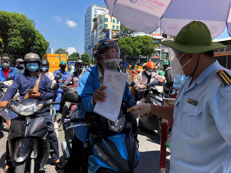 TP.HCM tiếp diễn ùn ứ ở 1 số chốt sau khi ngưng kiểm soát 'di biến động'  - ảnh 3