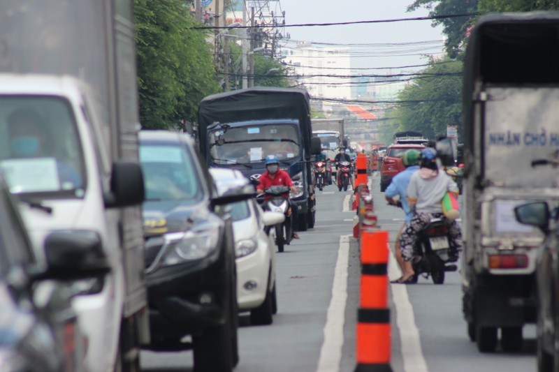 Đường sá, hiệu thuốc, siêu thị đông nghẹt người trước ngày siết chặt giãn cách - ảnh 1