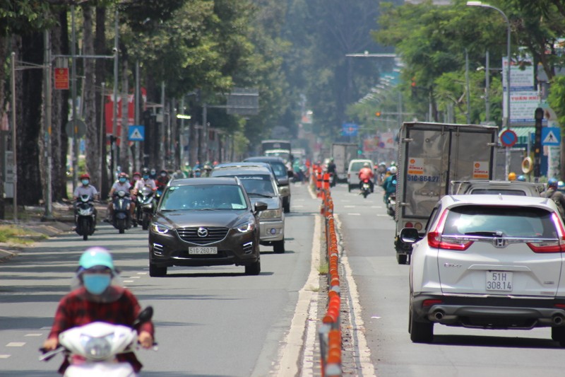 Đường sá, hiệu thuốc, siêu thị đông nghẹt người trước ngày siết chặt giãn cách - ảnh 5