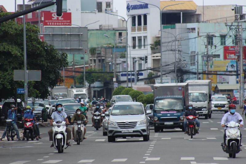 Đường sá, hiệu thuốc, siêu thị đông nghẹt người trước ngày siết chặt giãn cách - ảnh 3