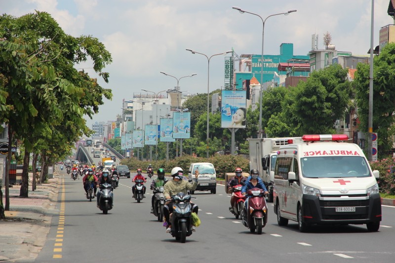 Đường sá, hiệu thuốc, siêu thị đông nghẹt người trước ngày siết chặt giãn cách - ảnh 2