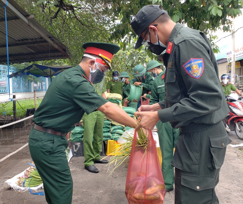 Công an, quân đội trao thực phẩm thiết yếu cho người dân ở TP Thủ Đức - ảnh 6