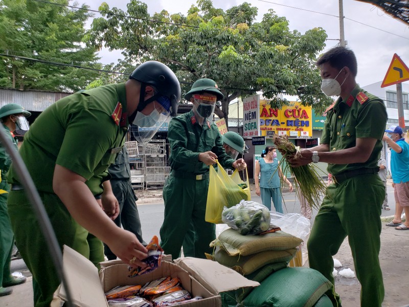 Công an, quân đội trao thực phẩm thiết yếu cho người dân ở TP Thủ Đức - ảnh 12