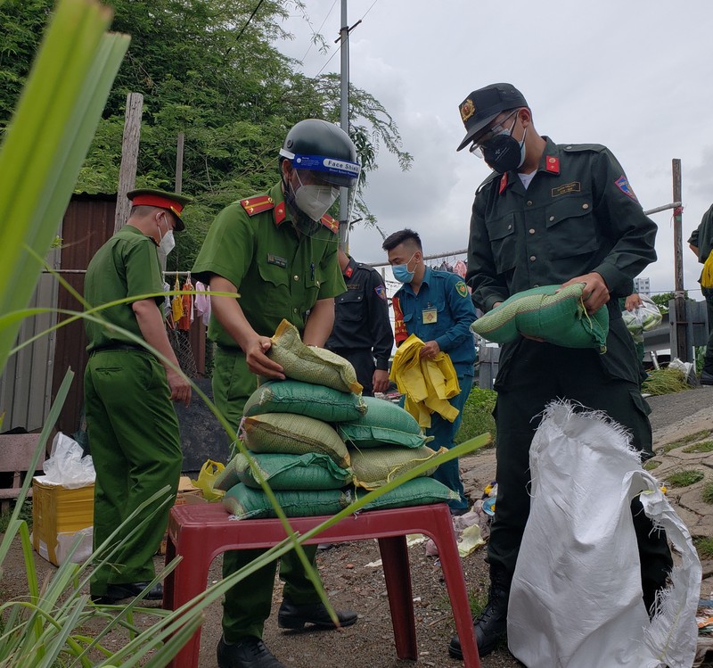 Công an, quân đội trao thực phẩm thiết yếu cho người dân ở TP Thủ Đức - ảnh 11