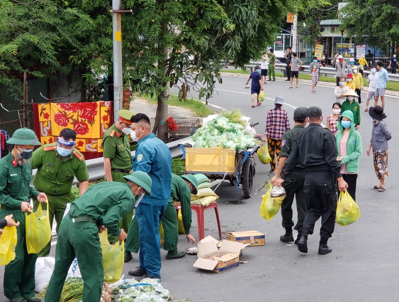 Công an, quân đội trao thực phẩm thiết yếu cho người dân ở TP Thủ Đức - ảnh 1