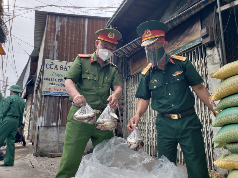 Công an, quân đội trao thực phẩm thiết yếu cho người dân ở TP Thủ Đức - ảnh 8