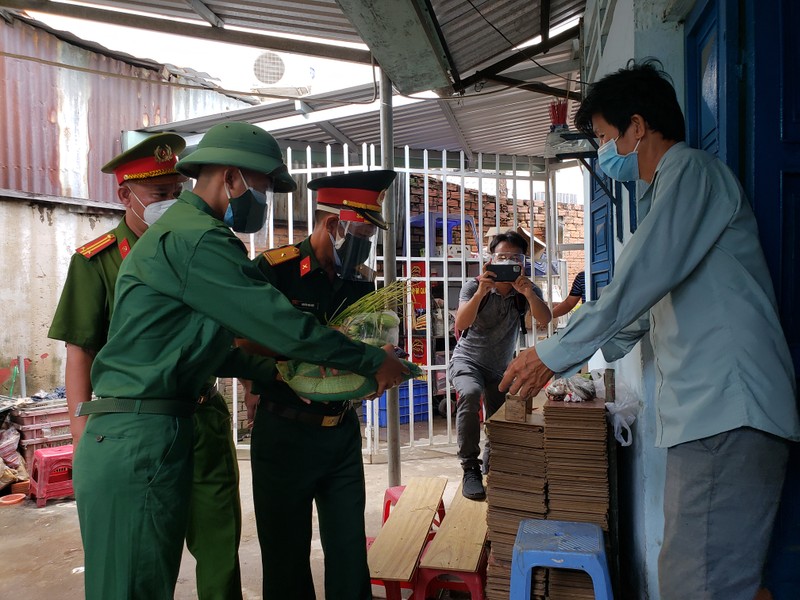 Công an, quân đội trao thực phẩm thiết yếu cho người dân ở TP Thủ Đức - ảnh 10