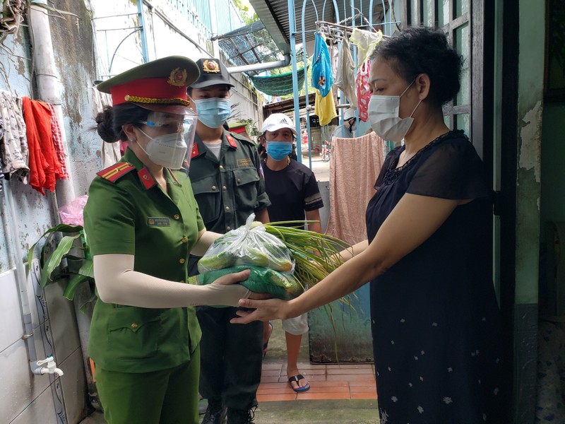 Công an, quân đội trao thực phẩm thiết yếu cho người dân ở TP Thủ Đức - ảnh 9