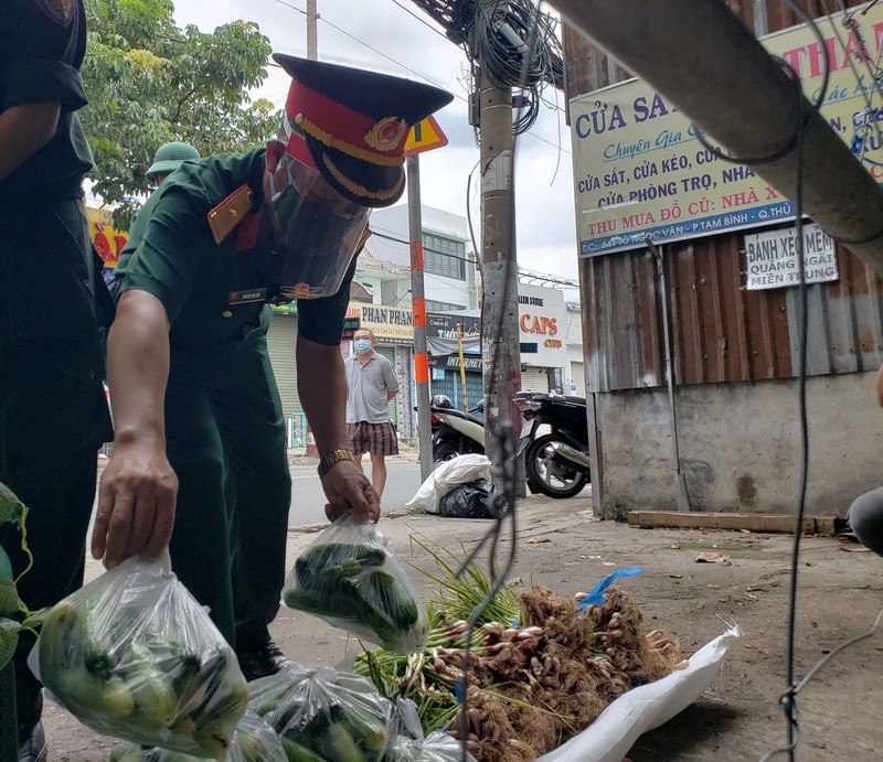 Công an, quân đội trao thực phẩm thiết yếu cho người dân ở TP Thủ Đức - ảnh 7
