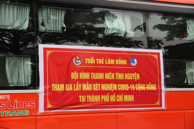 CSGT hộ tống 218 tình nguyện viên tỉnh Lâm Đồng vào TP.HCM chống dịch - ảnh 9
