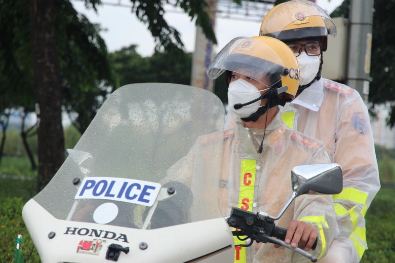 CSGT hộ tống 218 tình nguyện viên tỉnh Lâm Đồng vào TP.HCM chống dịch - ảnh 3